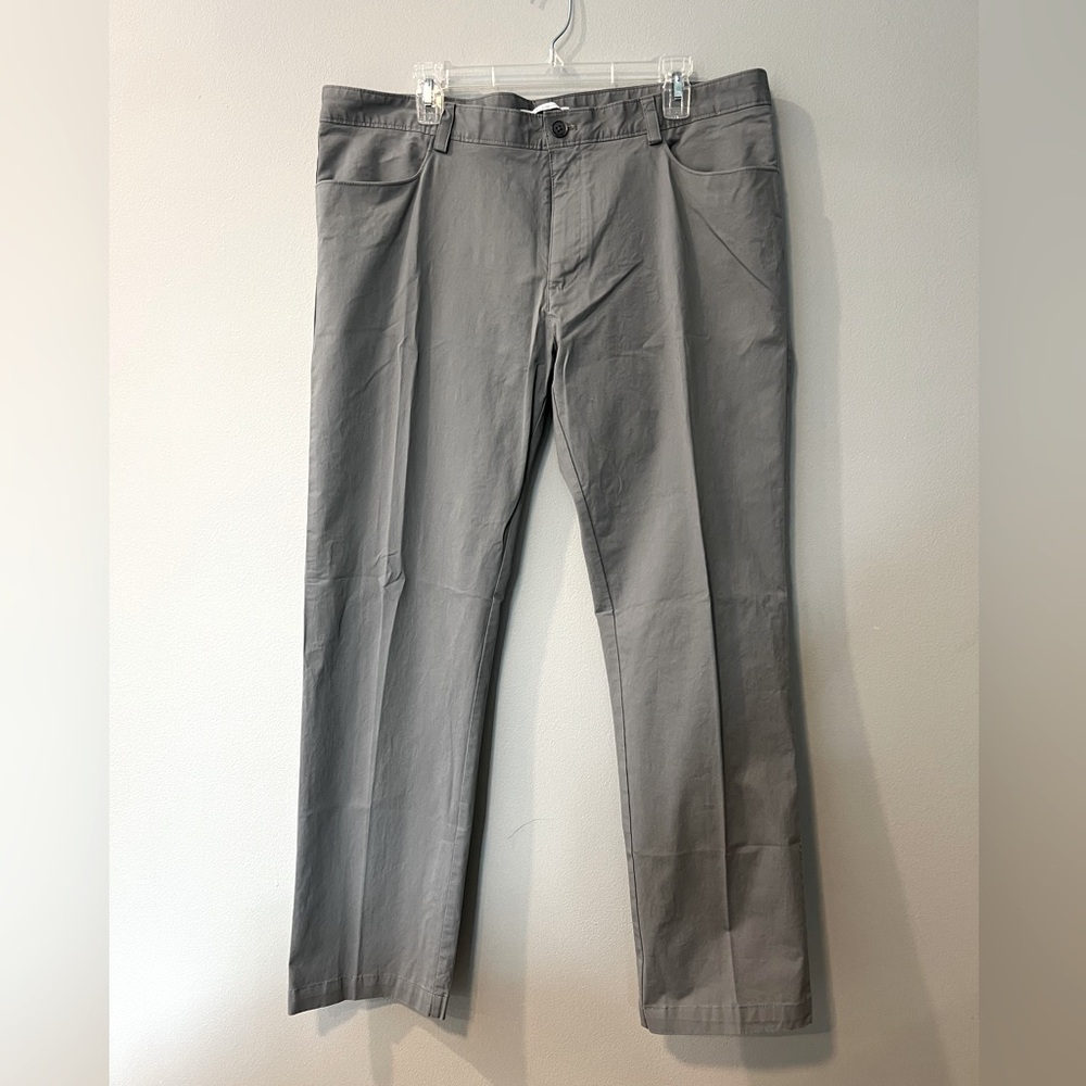 Men’s Calvin Klein Chino Pant (38x30). Slim fit.
